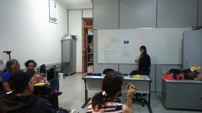 Pâmela Thais, aluna do curso de Pedagogia da UFSJ, dá aula para adultos que só agora tiveram oportunidade de aprender a ler e a escrever. Foto - Divulgação