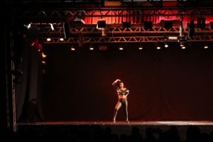 A bailarina Nayara Muniz ganhou um trofeu de dança no Rio e recebeu como prêmio uma bolsa de estudos nos Estados Unidos. Foto - Divulgação
