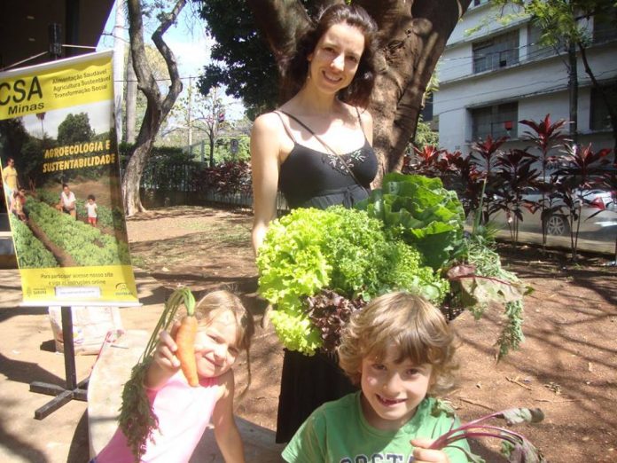 Maria Luísa e os filhos Gabriel e Clara só consomem produtos orgânicos produzidos pela CSA Minas - Foto - Divulgação