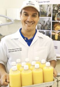 Pesquisador Junio de Paula, do Instituto Cândido Tostes, foi o responsável pelo desenvolvimento do refrigerante à base de soro. Foto - Divulgação