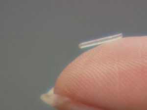 Dispositivo que é implantado no olho tem o tamanho de um grão de arroz