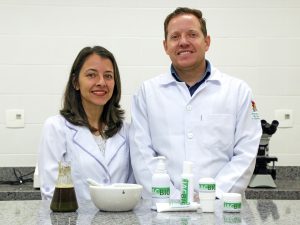 A pesquisadora Adriane Franco e o professor Camilo de Carvalho mostram alguns dos produtos feitos à base do extrato de pau-jacaré. Foto - Divulgação UFV