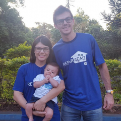 Leonardo Finamor e a mulher, Daniela Finamor, com o filho de 1 ano, que já vestiu a camisa da Reparação. Foto - Arquivo pessoal