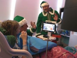 Papai Noel faz chamadas do Pólo Norte
