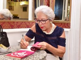 Jornalista Esteliam em noite de autógrafo do seu novo livro, Em Nome da Filha, em Recife. Fotos - Beto Oliveira