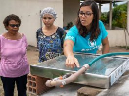 A jovem baiana Anna Luisa ao lado do seu invento, o Aqualuz, que usa radiação solar para deixar água de chuva potável.