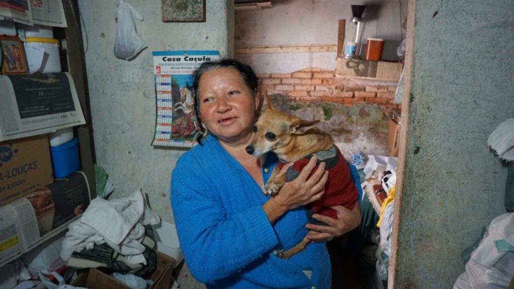 Dona Dinéia, com um dos seus cachorros, terá sua casa reformada pela equipe da Reparação. 