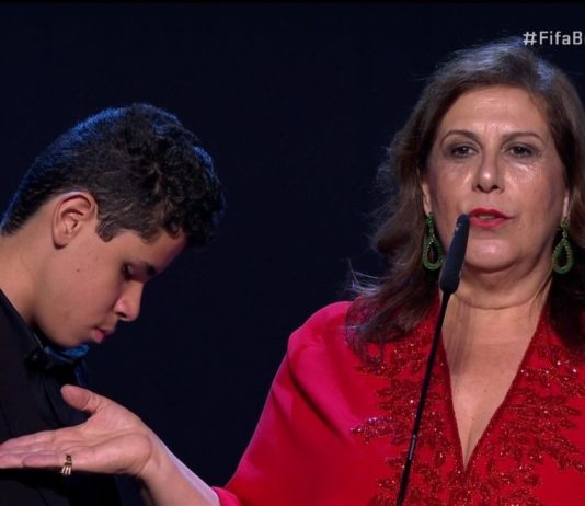 Sílvia Grecco, ao lado do filho Nickollas, ao receber hoje (23-09), em Milão, o título de Melhor Torcedora do Mundo, concedido pela Fifa. Foto - Fifa-Divulgação
