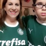 Silvia, por narrar os jogos do Palmeiras para o filho Nickolas. que é deficiente visual, concorre ao prêmio de torcedor símbolo da Fifa. Foto - Fifa-divulgação
