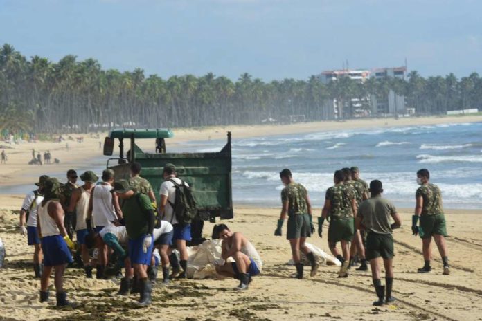 Homens do Exército começaram hoje (22-11), em Pernambuco, trabalho de limpeza das praias atingidas por manchas de óleo.