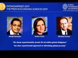 o americano Michael Kremer (dir.) ganharam o Nobel de Economia por trabalhos que ajudam a reduzir a pobreza no mundo.