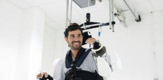 Thibault, francês de 30 anos, que é tetraplégico, conseguiu voltar a andar com a ajuda de um exoesqueleto. Fotos: HO / Clinatec Endowment Fund/ AFP