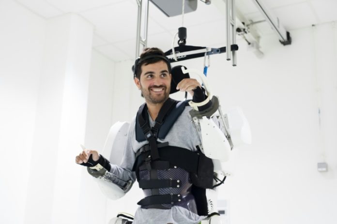 Thibault, francês de 30 anos, que é tetraplégico, conseguiu voltar a andar com a ajuda de um exoesqueleto. Fotos: HO / Clinatec Endowment Fund/ AFP