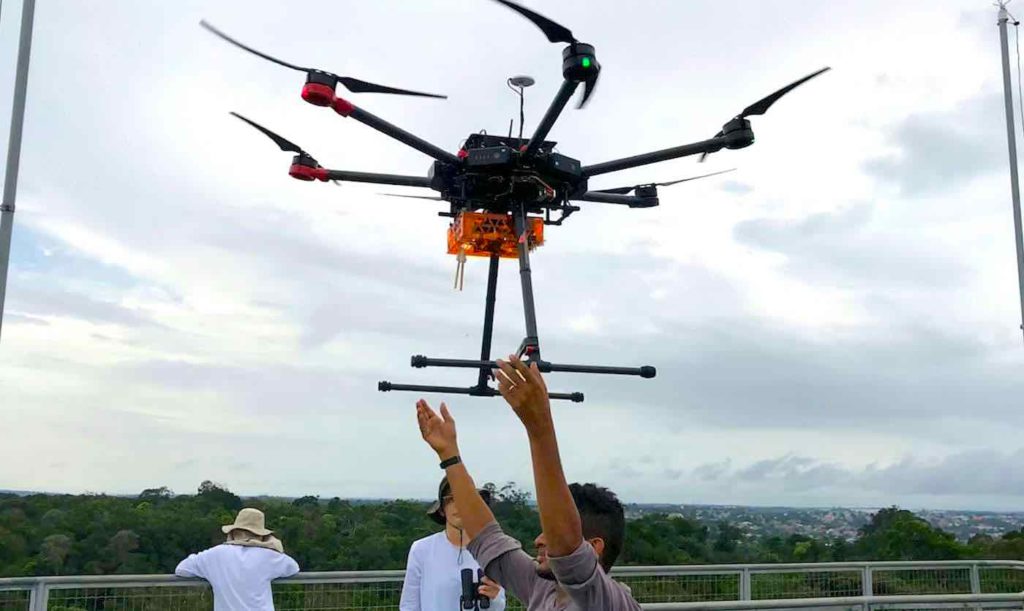 Drones são liberados do alto das torres de observação que existem na floresta