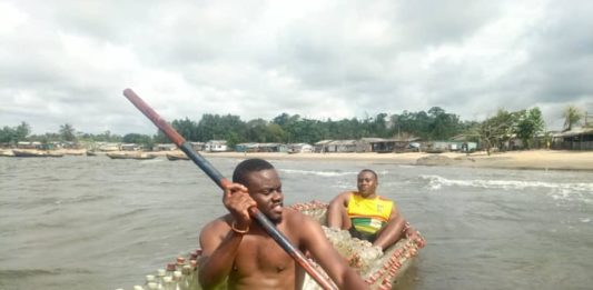 Ismael Ebone testando sua canoa feita de garrafas pet com um amigo. Foto - Madiba&Nature-Facebook