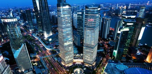 Vista aérea de Shanghai, uma das maiores cidades da China, país que decidiu eliminar uso de plástico até o final de 2025