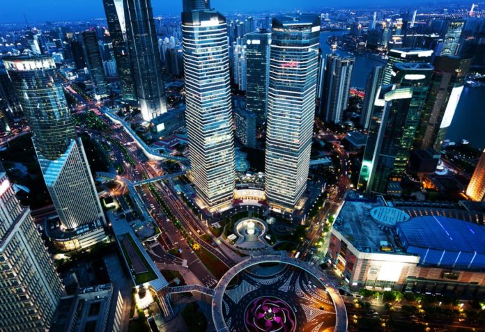 Vista aérea de Shanghai, uma das maiores cidades da China, país que decidiu eliminar uso de plástico até o final de 2025