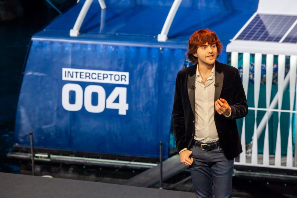 O jovem holandês Boyan Slat no lançamento do the Interceptor em outubro do ano passado, em Roterdã