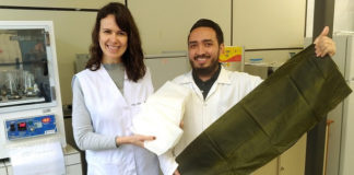 Professora Michele Rigon Spier e estudante de pós-graduação Luis Alberto Garcia integram equipe do estudo que usa matéria-prima renovável para embalagens. Foto: Divulgação