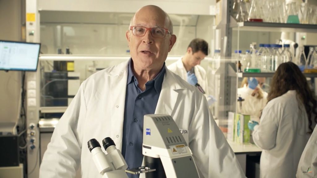 O professor Jonathan Gershoni lidera a pesquisa por uma vacina contra o coronavírus na Universidade de Tel Aviv. Foto -  Reprodução/YouTube 