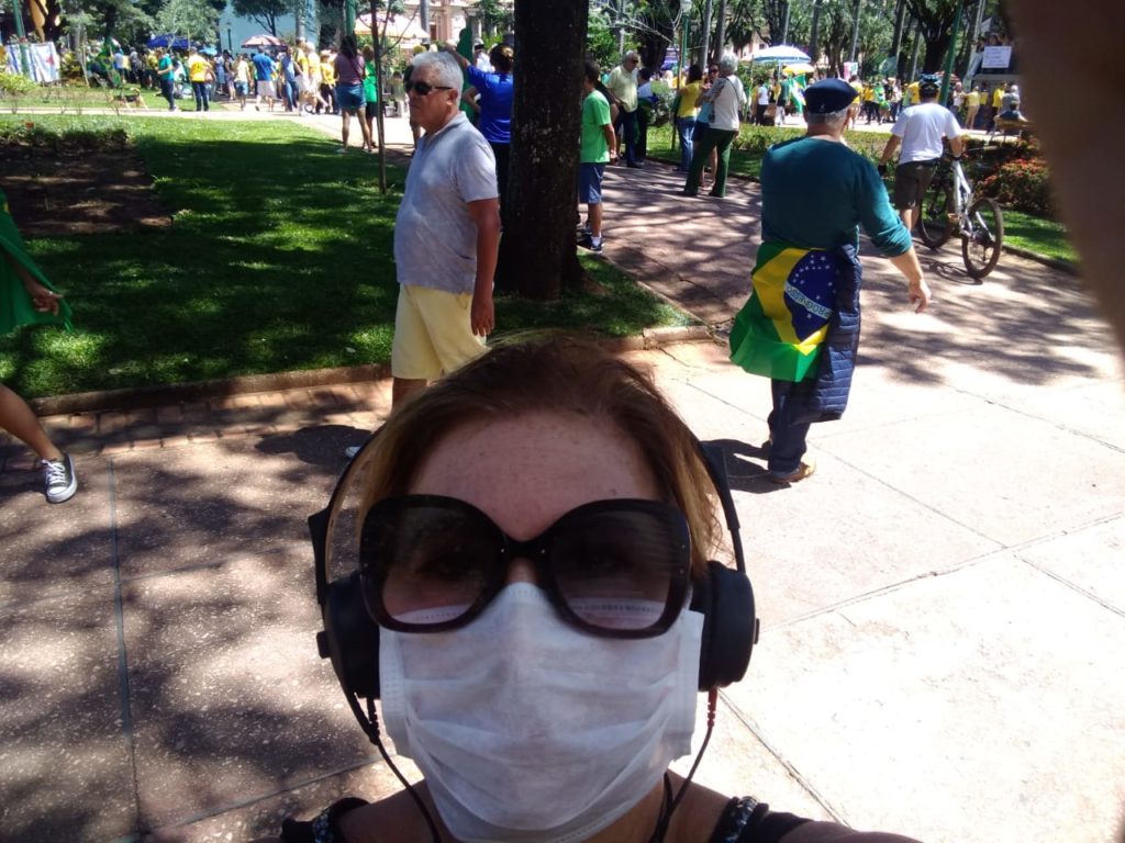 Para quando tem que sair às ruas para suas reportagens, Mônica se protege não esquece a máscara. 