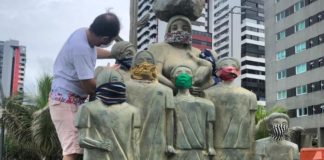 Os Retirantes receberam máscaras na campanha preventiva do Coronavírus em Recife. A escultura homenageia dona Lindu, mãe do ex-presidente Lula – Foto - Prefeitura do Recife/Divulgação
