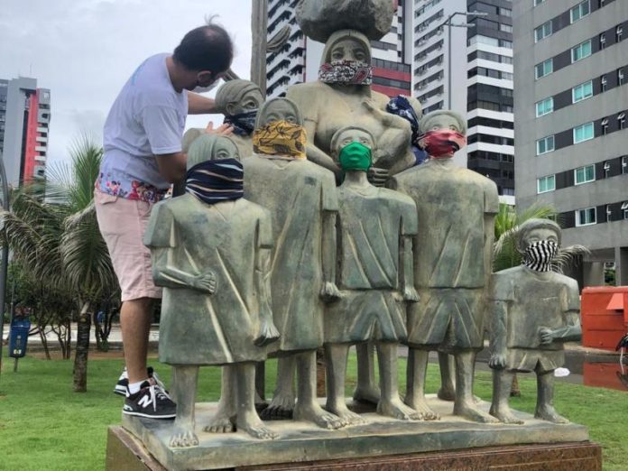 Os Retirantes receberam máscaras na campanha preventiva do Coronavírus em Recife. A escultura homenageia dona Lindu, mãe do ex-presidente Lula – Foto - Prefeitura do Recife/Divulgação