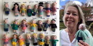 Professora Ingeborg Van der Duin com os bonecos de seus 23 alunos, que ela tricotou, e também com o seu. Foto - Ingeborg Van der Duin-arquivo pessoal