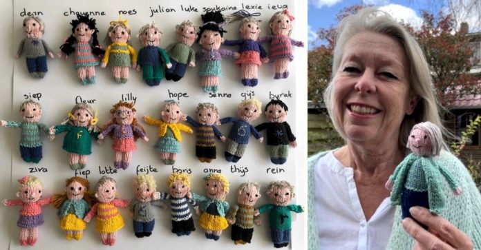 Professora Ingeborg Van der Duin com os bonecos de seus 23 alunos, que ela tricotou, e também com o seu. Foto - Ingeborg Van der Duin-arquivo pessoal