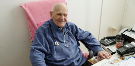 Médico Christian Chenay, 98 anos, continua atendendo seus pacientes em casa de repouso de Paris. Foto - Redes Sociais