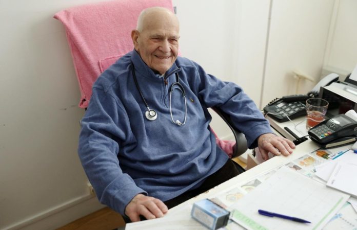 Médico Christian Chenay, 98 anos, continua atendendo seus pacientes em casa de repouso de Paris. Foto - Redes Sociais