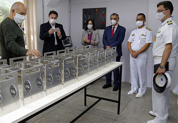Técnicos da Marinha e professores da USP se preparam para a produção do ventilador emergencial Inspire. Foto - Cecília Bastos/USP