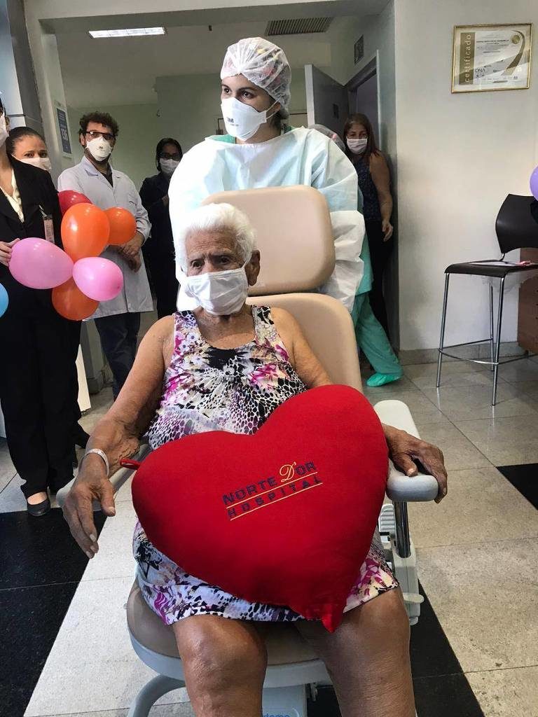 Dona Nair, 101 anos, ao deixar o hospital no Rio de Janeiro