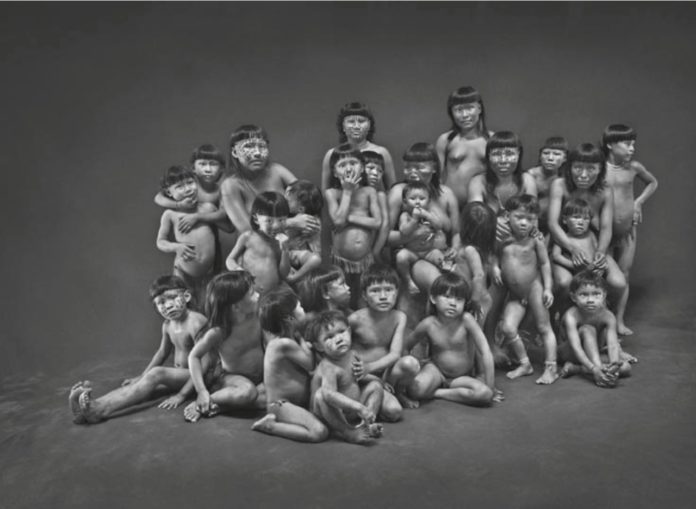Crianças indígenas da Amazônia fotografadas por Sebastião Salgado