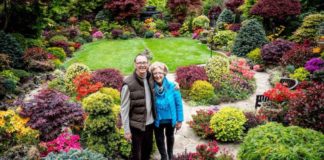 O casal Tony e Marie, no jardim que cultivam desde 1982 e que explodiu em cores na primavera
