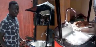 O ganense Richard Kwarteng mostra como funciona o lavador de mãos que ele criou, que funciona com energia solar. Foto - Rede Social - CNN