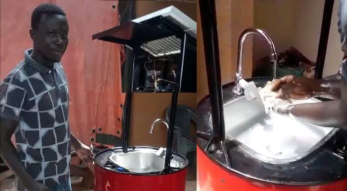 O ganense Richard Kwarteng mostra como funciona o lavador de mãos que ele criou, que funciona com energia solar. Foto - Rede Social - CNN