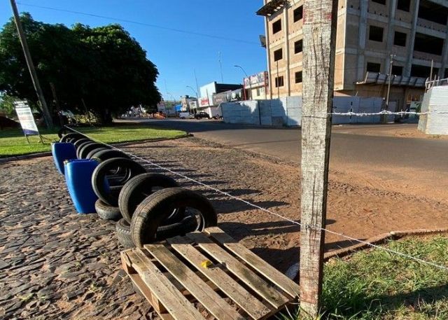Em Pedro Juan Caballero, que faz fronteira com Ponta Porã (MS), cercas de arame farpado foram erguidas entre os dois países.  