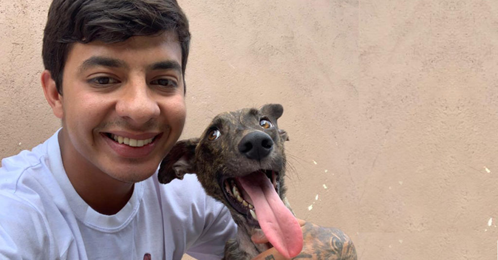 Esdras Andrade, 24 anos,  resgata animais desde os 13 anos de idade. Foto - Vaquinha Voaa