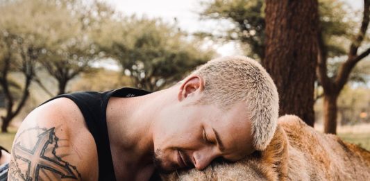 Jovem Dean Schneider deixou carreira na Suíça para cuidar de animais maltratados na África do Sul. Foto - Instagram - Dean Schneider