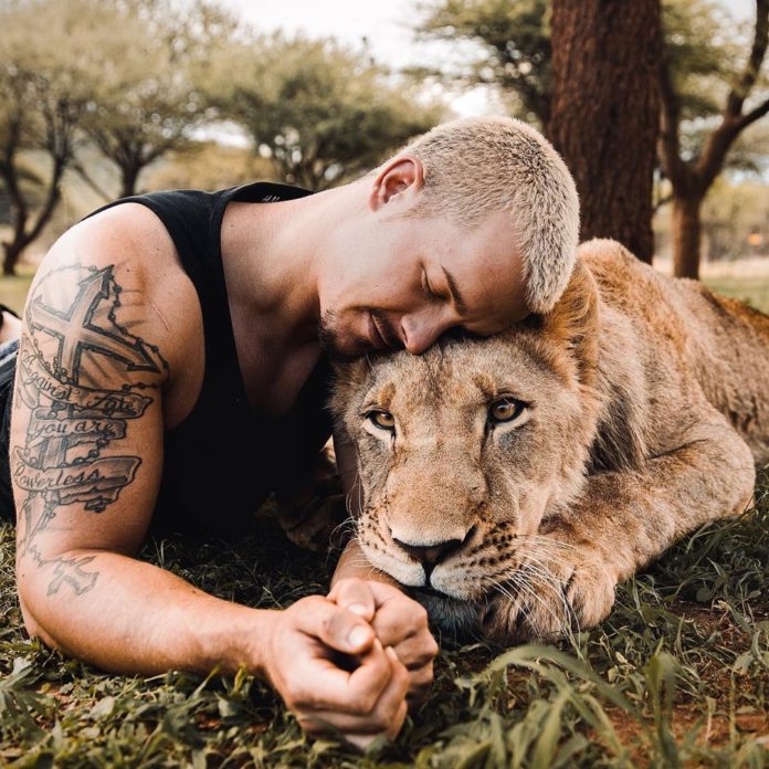 Jovem Dean Schneider deixou carreira na Suíça para cuidar de animais maltratados na África do Sul. Foto - Instagram - Dean Schneider
