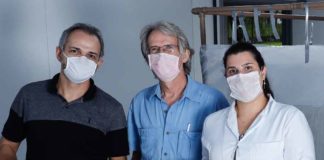 Os pesquisadores Alexandre Leão, Gregory Kitten e Thalita Arantes com o protótipo do equipamento para eliminar do ar o coronavírus. Foto - Alexandre Leão-arquivo pessoal