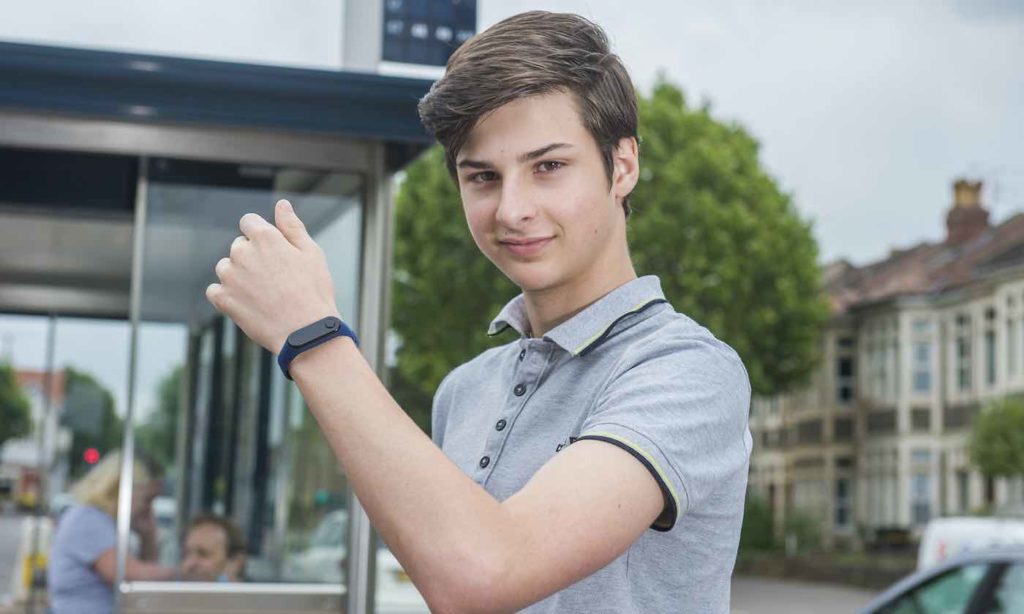 O adolescente Max Melia exibe pulseira que que ele desenvolveu e que pode evitar contaminação pelo coronavírus. Fotos -Kickstarter  