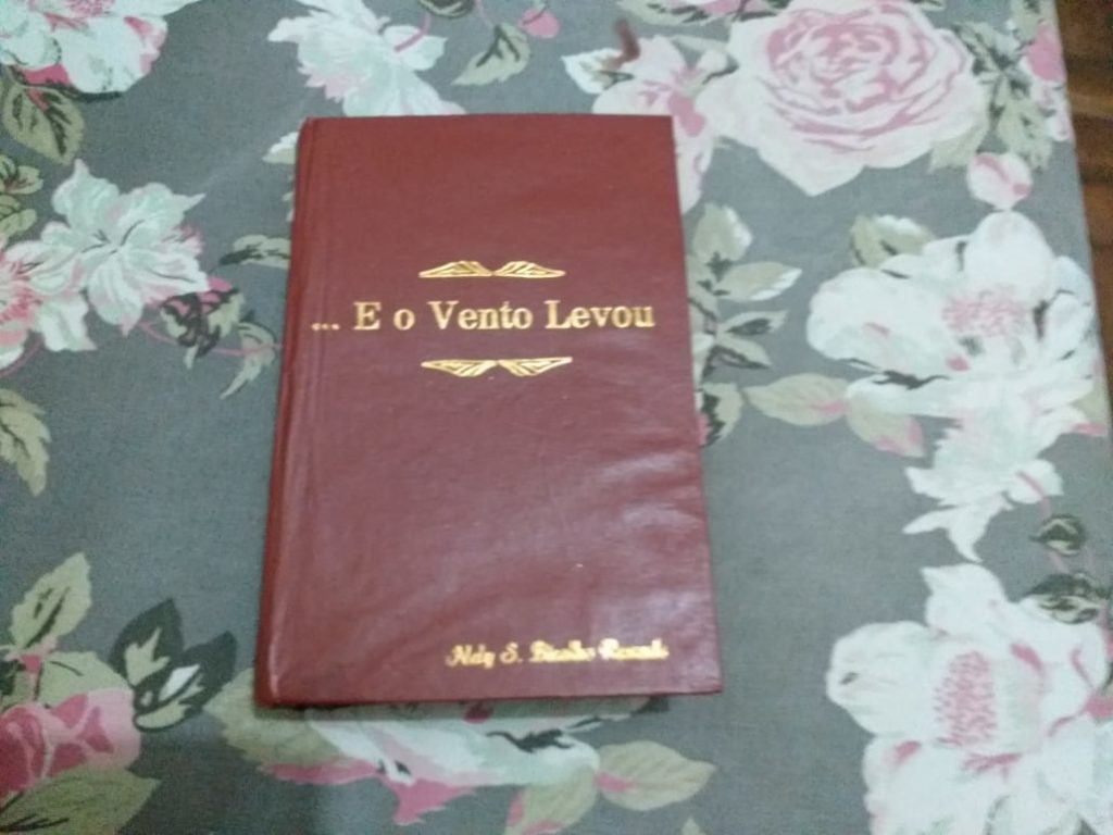 Exemplar restaurado do livro "E o vento levou", que está na família Bicalho desde 1953. Foto - arquivo pessoal