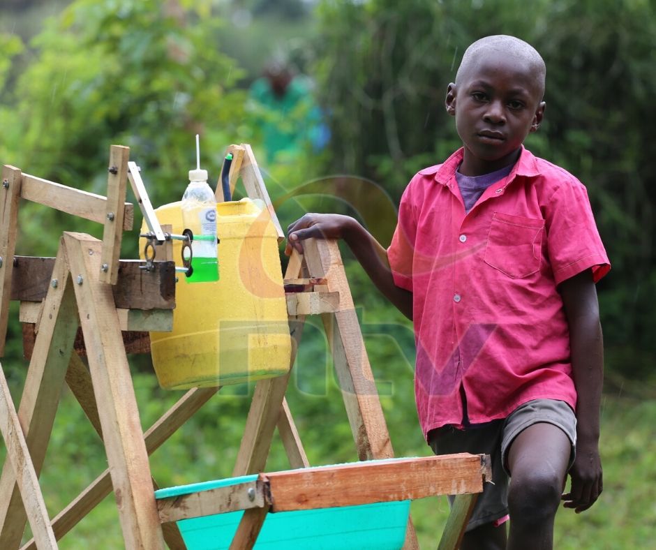 Jovem queniano exibe seu invento. Foto - redes sociais