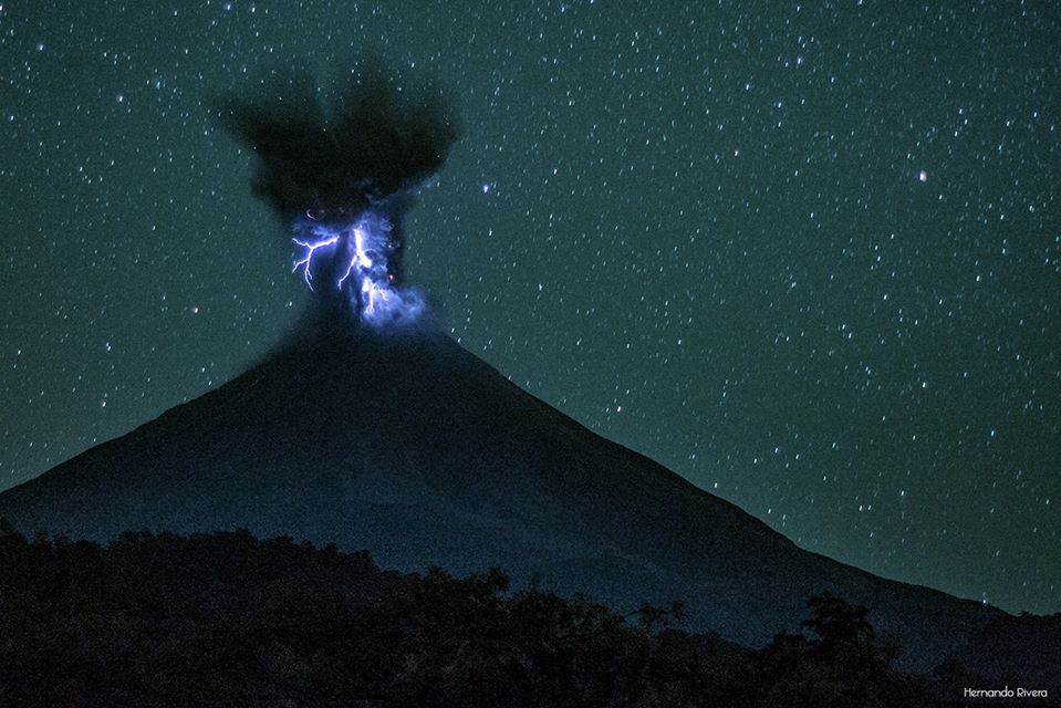 Raios caindo próximo ao vulcão Colima, o mais ativo do México. Esta foto é de 2015