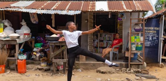 Anthony Mmesoma Madu, garoto nigeriano de 11 anos, ganhou bolsa de estudos numa das escolas de dança mais importantes do mundo. Foto - Leap of Dance Academy