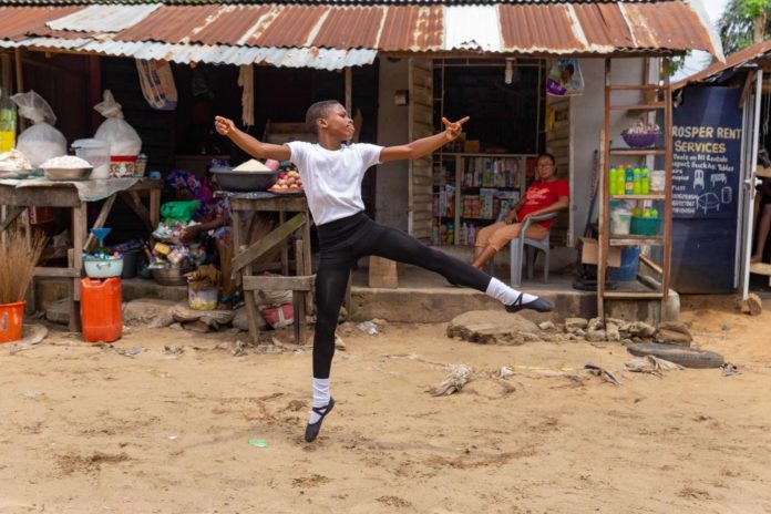 Anthony Mmesoma Madu, garoto nigeriano de 11 anos, ganhou bolsa de estudos numa das escolas de dança mais importantes do mundo. Foto - Leap of Dance Academy