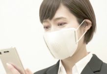 Máscara japonesa traduz a fala do usuário em oito idiomas. Fotos Donut Robotics