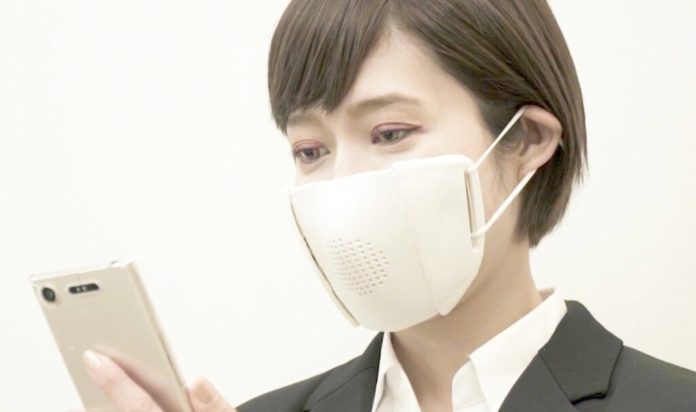 Máscara japonesa traduz a fala do usuário em oito idiomas. Fotos Donut Robotics